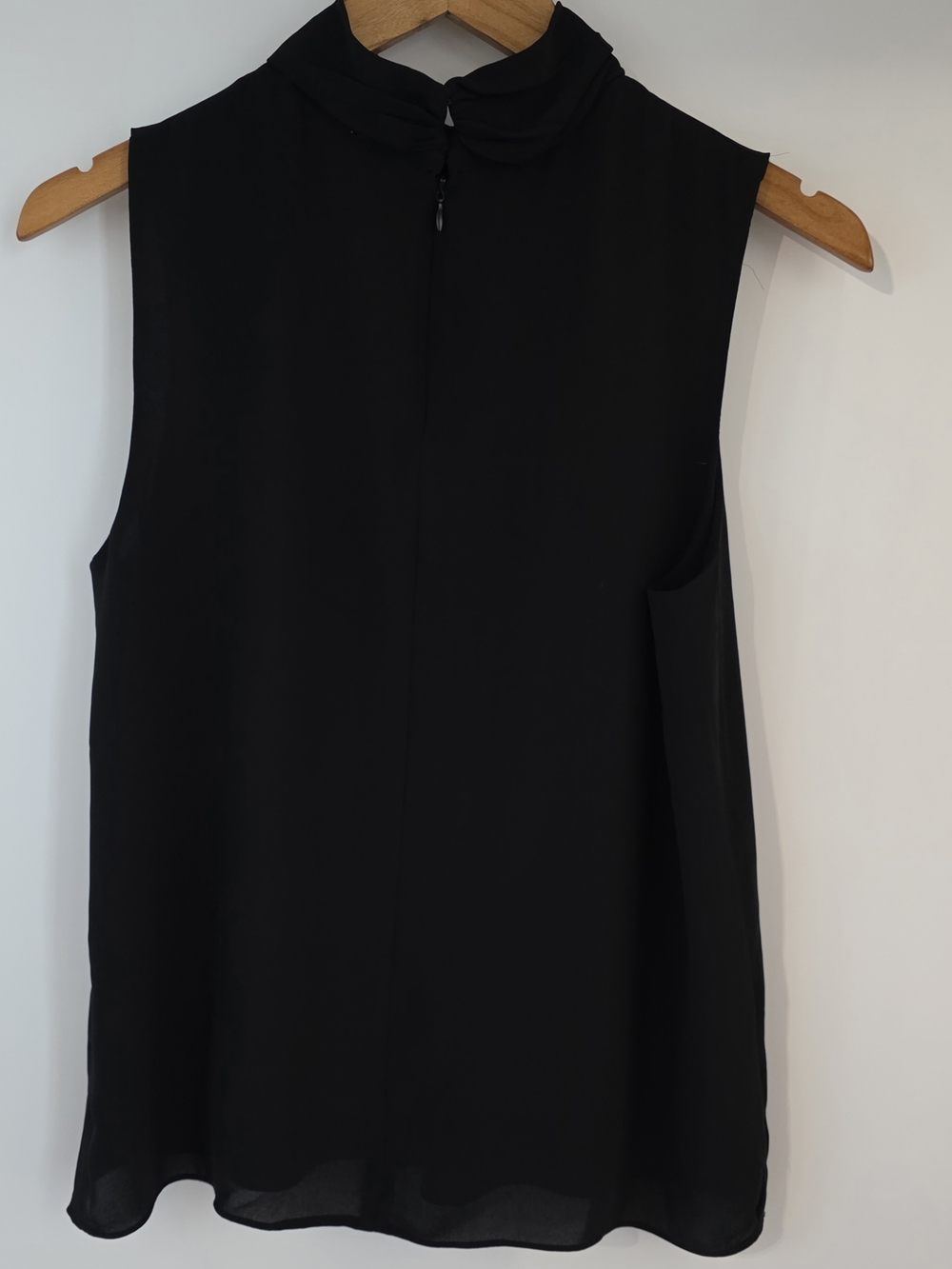Elie Tahari Black Mock Neck Sleeveless Top Womens Size Medium - Picture 2 of 12